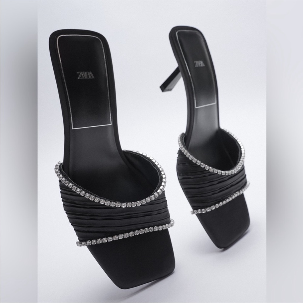NWT ZARA SPARKLY SATIN HEELED SANDALS
Open Toe Square Black Heels Stud Trim